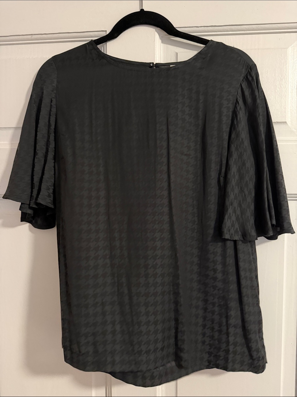 Women's Satin Houndstooth Flutter Sleeve Top - Black